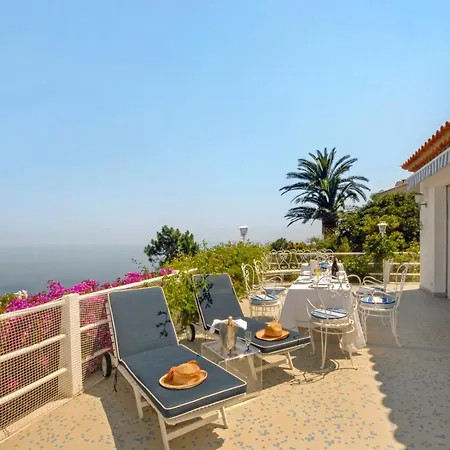 Вилла Sleeps 4 Pool Air Con